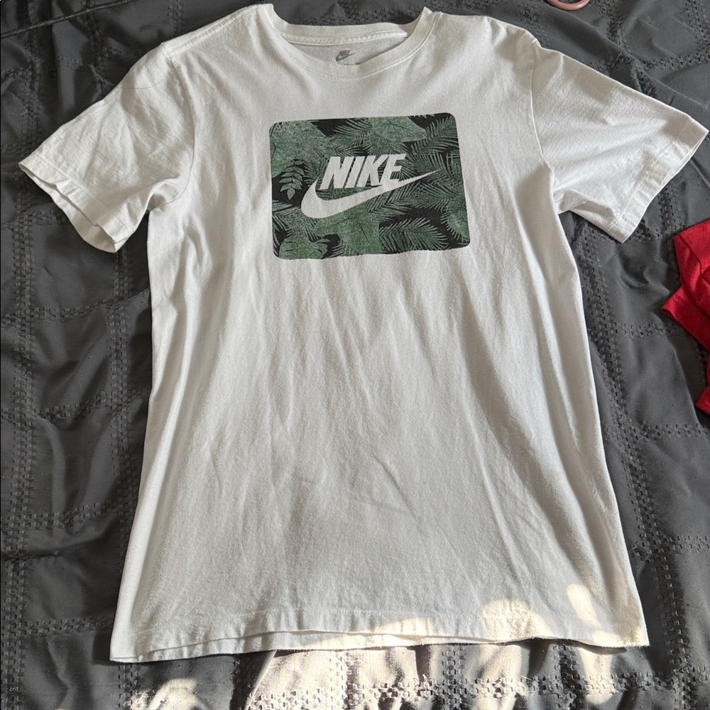 Nike White and Green Graphic Men's Tee